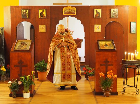 Einmal pro Monat geplant: Priester, Vater Sergej, vor der Ikonenwand, die für den Gottesdienst in der Jugendkirche in der Acherner Illenau aufgebaut wurde. 