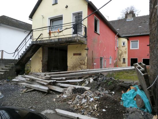 Ausmaß der Zerstörung: Schutt und verwüstete Häuser beherrschen auch mehr als eineinhalb Jahre nach der Flutkatastrophe das Bild im Ahrtal.
