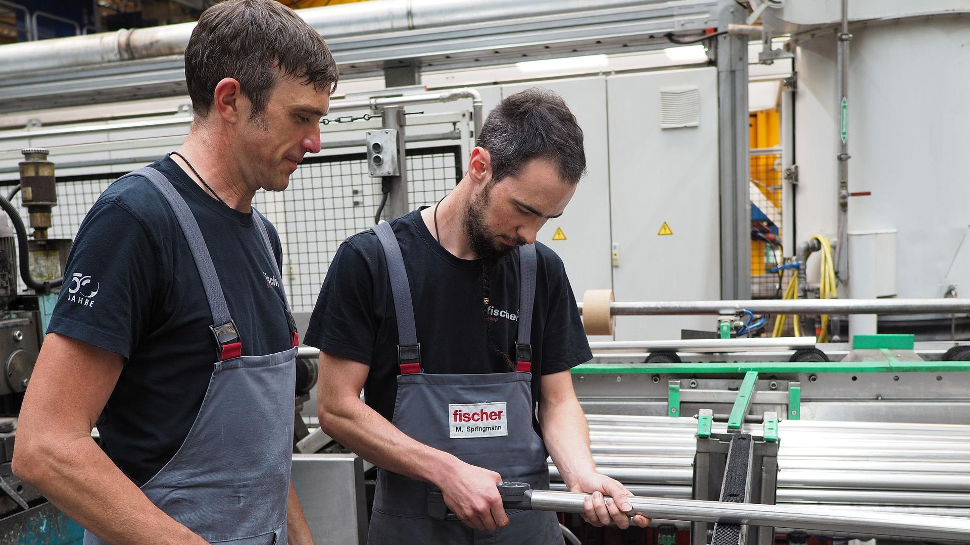 Teil der Arbeit: Alexander Schneider und Manuel Springmann messen den Durchmesser der Rohre. 