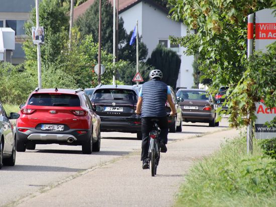 Radfahrer und Autos in der Sasbacher Straße in Achern