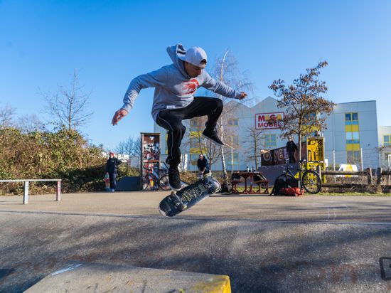 Ralf Weber aus Oberachern führt mit seinem Skateboard einen 360-Grad-Flip vor.