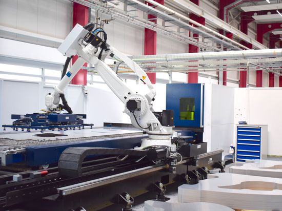 Voll automatisiert: Ein Roboterarm setzt am Standort Fautenbach Aluminiumteile auf Paletten. Die Fischer Group investiert mehrere Millionen Euro.