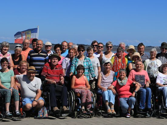 Mitglieder der Amsel-Selbsthilfegruppe Ortenau bei einer „Rolli-Freizeit“ an der Nordsee.