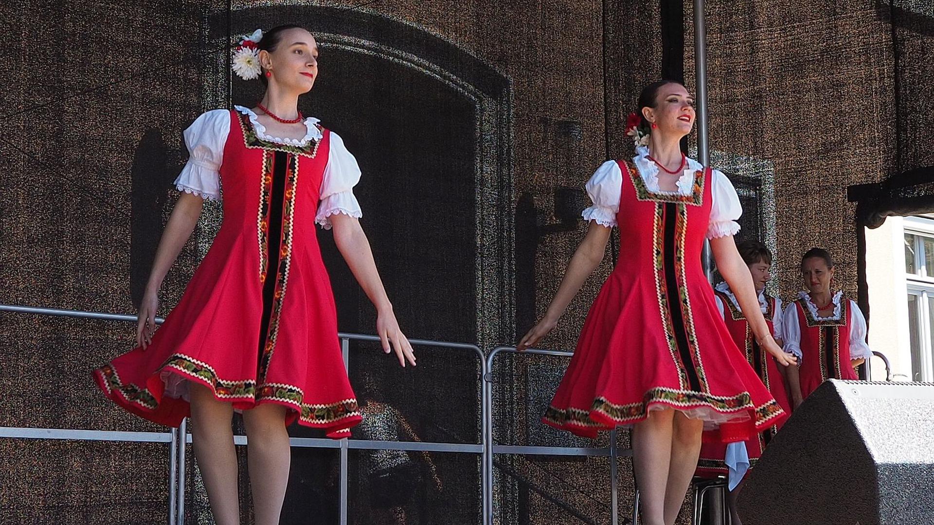 Aktuelle Themen auch auf der Bühne: Die Folkloregruppe „Sabawa“ zeigte russische und ukrainische Tänze.
