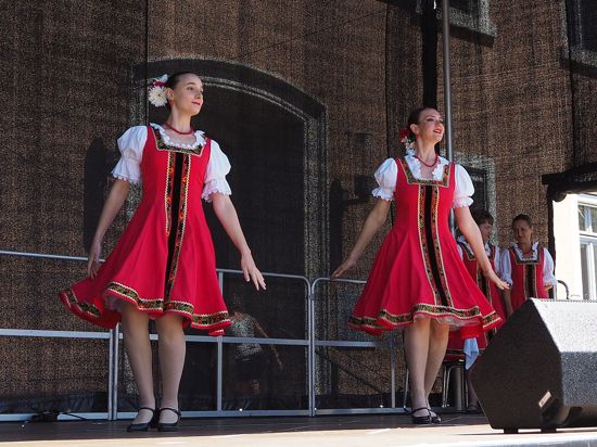 Aktuelle Themen auch auf der Bühne: Die Folkloregruppe „Sabawa“ zeigte russische und ukrainische Tänze.