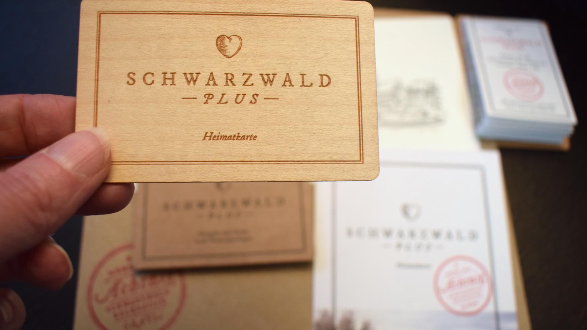 Ein Karte aus Holz im Kreditkartenformat mit der Aufschrift „Schwarzwald Plus“.
