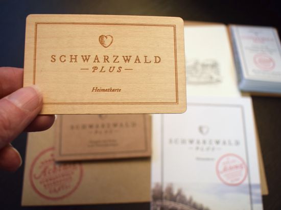 Ein Karte aus Holz im Kreditkartenformat mit der Aufschrift „Schwarzwald Plus“.
