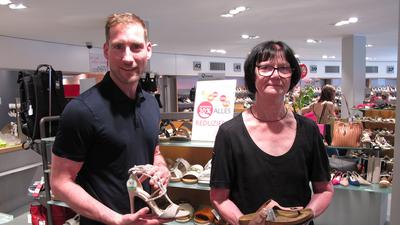 Alles drehte sich um Schuhe: Philipp und Else Schäfer im Geschäft in der Acherner Hauptstraße.