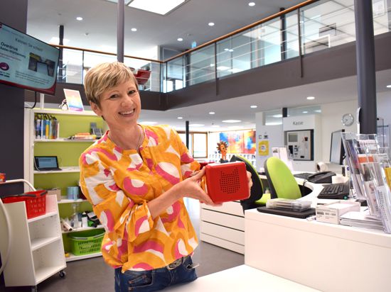 Elektronische Medien sind wichtig, aber die Beliebtheit von Büchern steigt wieder: Beate Eissele-Wössner, Leiterin der Stadtbibliothek Achern, zeigt eine geschichtenerzählende Figur für Kinder.