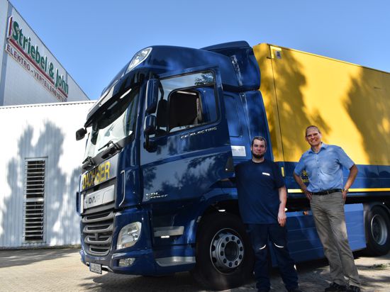 Mehrmals täglich fährt Mirko Traut mit einem E-Truck von Dachser die Firma ABB Striebel & John in Sasbach an. Logistik-Manager Jürgen Lorenz nimmt ihn dort in Empfang. 