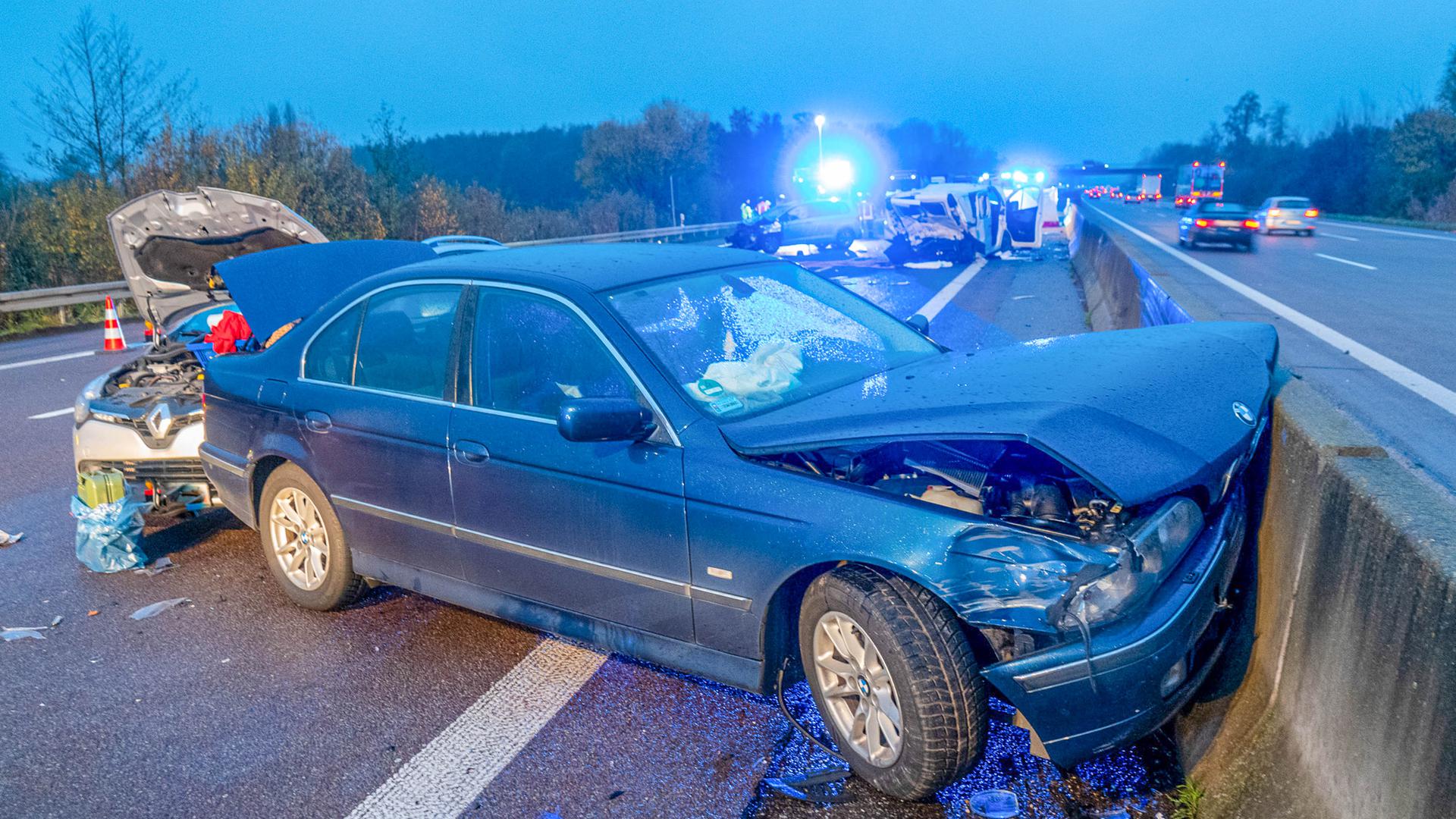 Achern: Mehrere stark beschädigte Fahrzeuge stehen nach einer Kollision auf der Autobahn A5. Ein 72 Jahre alter Mann wurde bei dem Unfall nach Polizeiangaben so schwer verletzt, dass er noch an der Unfallstelle starb. 