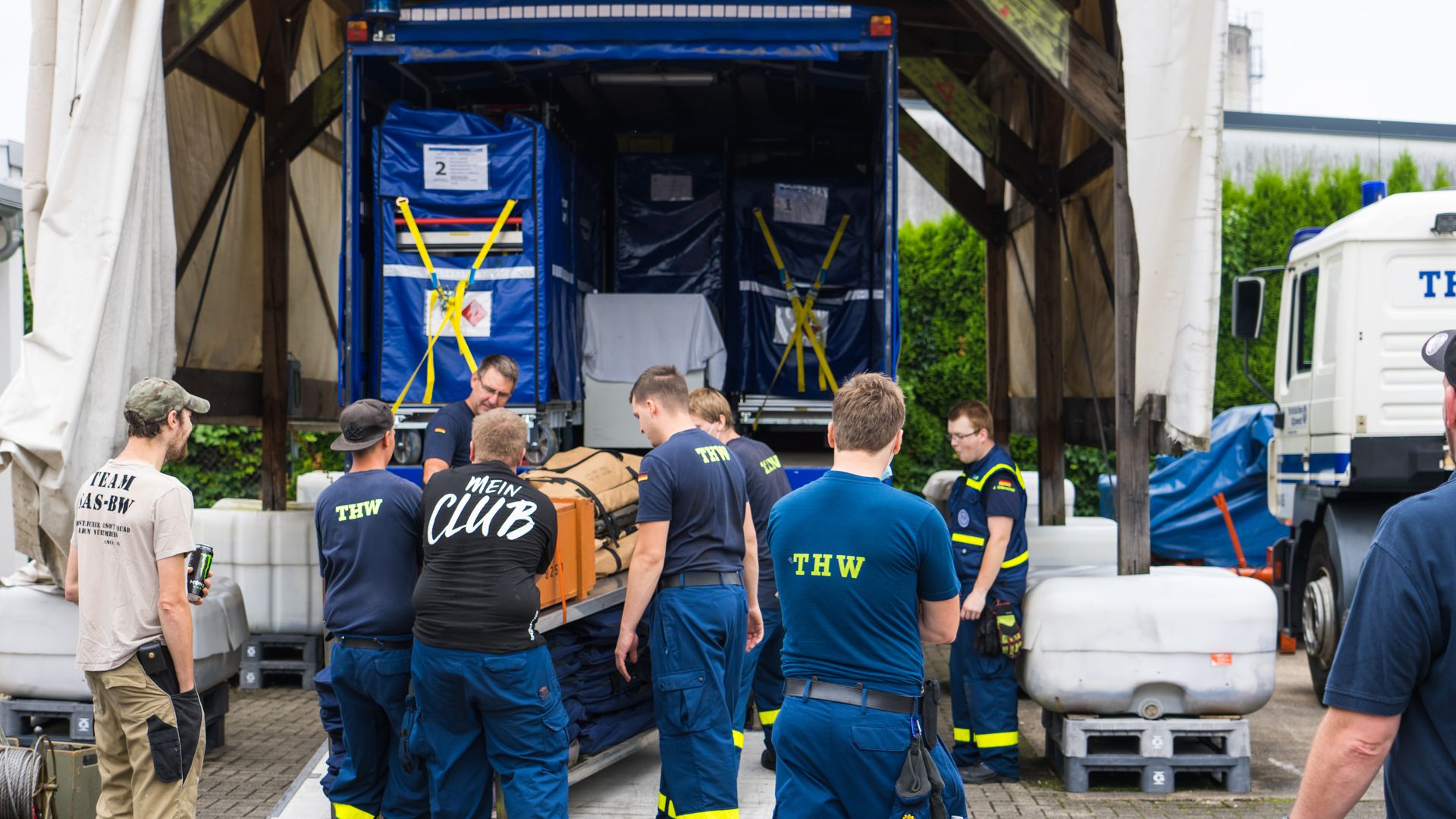 Packen für den Einsatz: Die THW-Fachgruppe Logistik aus Achern brach am 17. Juli mit mehreren Fahrzeugen auf. Sie hatte die wichtige Aufgabe, andere Helfer mit Essen zu versorgen.
