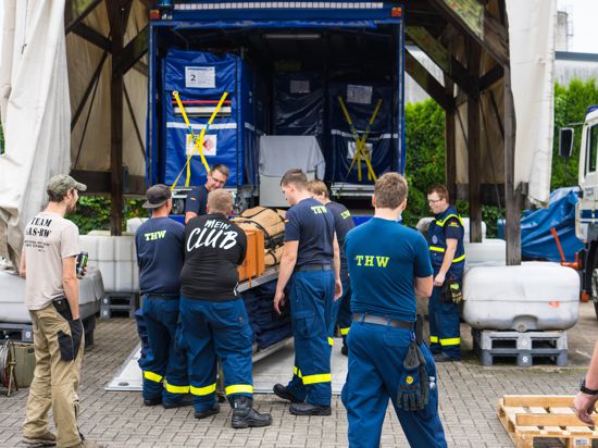 Packen für den Einsatz: Die THW-Fachgruppe Logistik aus Achern brach am 17. Juli mit mehreren Fahrzeugen auf. Sie hatte die wichtige Aufgabe, andere Helfer mit Essen zu versorgen.
