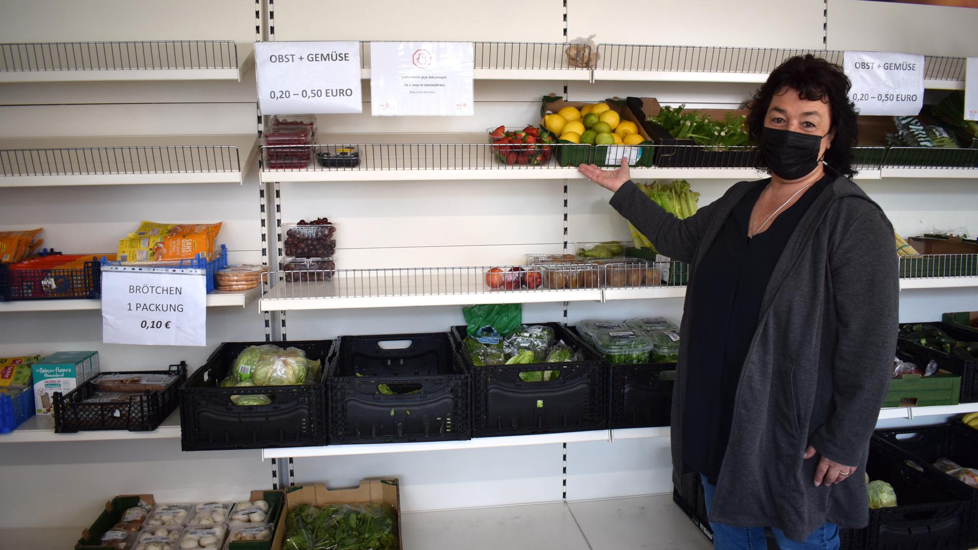 Im Tafelladen kommen weniger Lebensmittel an als nötig wären und die Zahl der Nutzer steigt. Leiterin Nicole Koller vom Caritasverband Acher-Renchtal musste die Einkaufsmöglichkeiten einschränken.