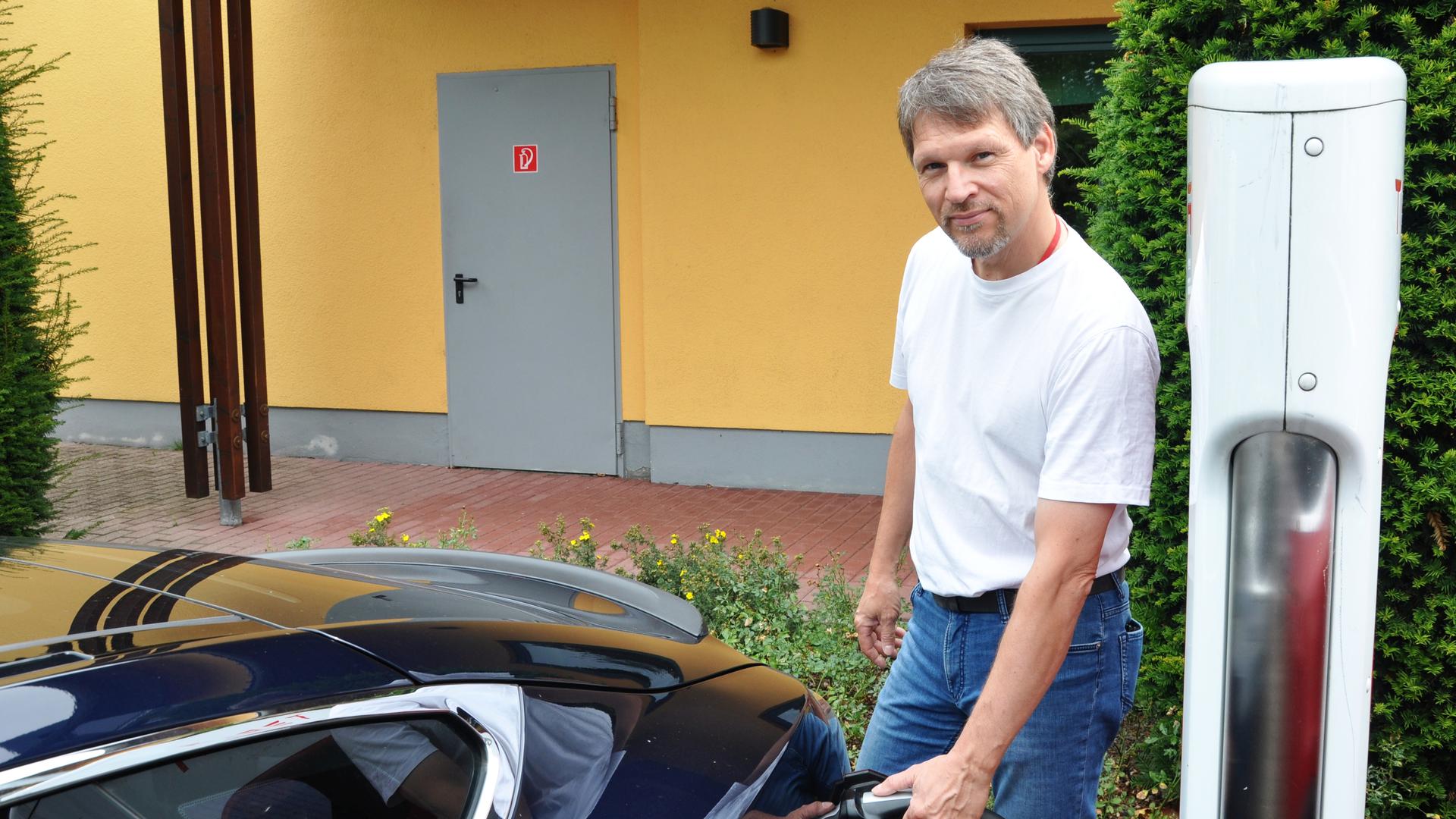 Mit dem Tesla in den Urlaub: Volker Pussel aus Ehningen hat mit Ladepausen kein Problem.