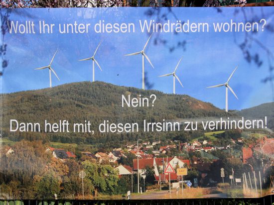 Nicht maßstabsgetreu: Mit überzeichneten Darstellungen machen Windkraftgegner Stimmung in der nördlichen Ortenau. Im Juni wird in Lauf über den Bau einer Anlage abgestimmt. 