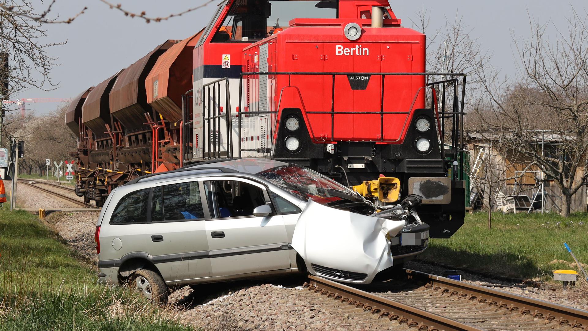 In Achern ist am Freitagmittag ein Auto mit einer Bahn kollidiert.