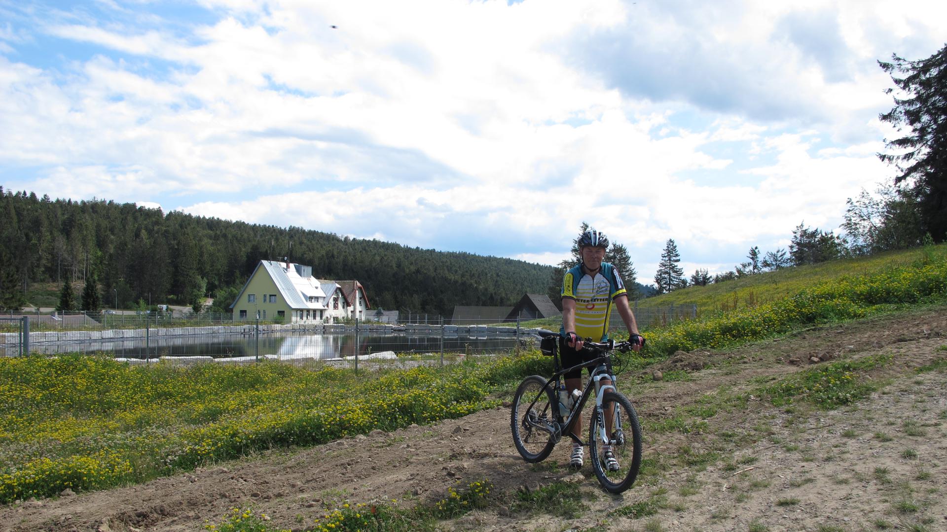 Leser Gerd Wickles mit seinem Mountainbike vor dem Speichersee Unterstmatt, wo der geplante Umleitungsweg entstehen soll