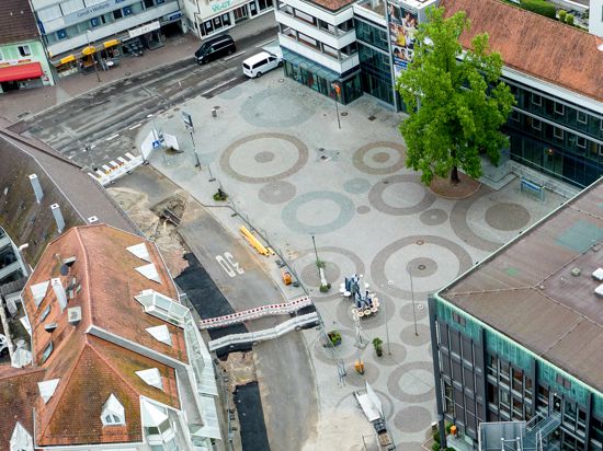 Die Pflastersteine des Rathausplatzes werden während des Bauernmarktes für einen guten Zweck und mit städtischem Echtheitssiegel versteigert.  