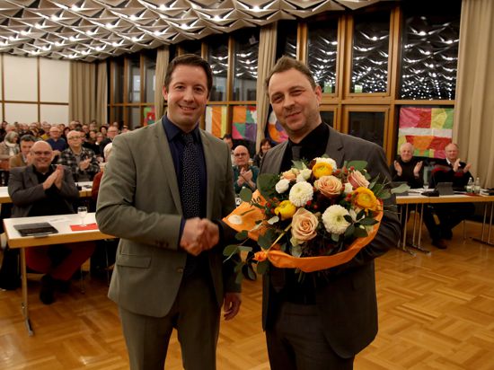 Oberbürgermeister Manuel Tabor (CDU) gratuliert Andreas Kollefrath (rechts) zu seinem Wahlsieg am Montagabend. Vorausgegangen war ein spannendes Rennen von vier Bewerbern um das Amt des Ersten Beigeordneten.  