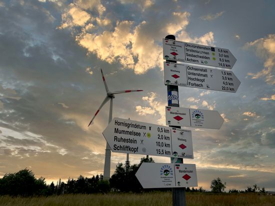 Windkraftanlagen entlang der B500 - Vorstellung der weiteren Windrad-Pläne mit Matthias Griebl, E-Werk Mittelbaden und Franz Alt