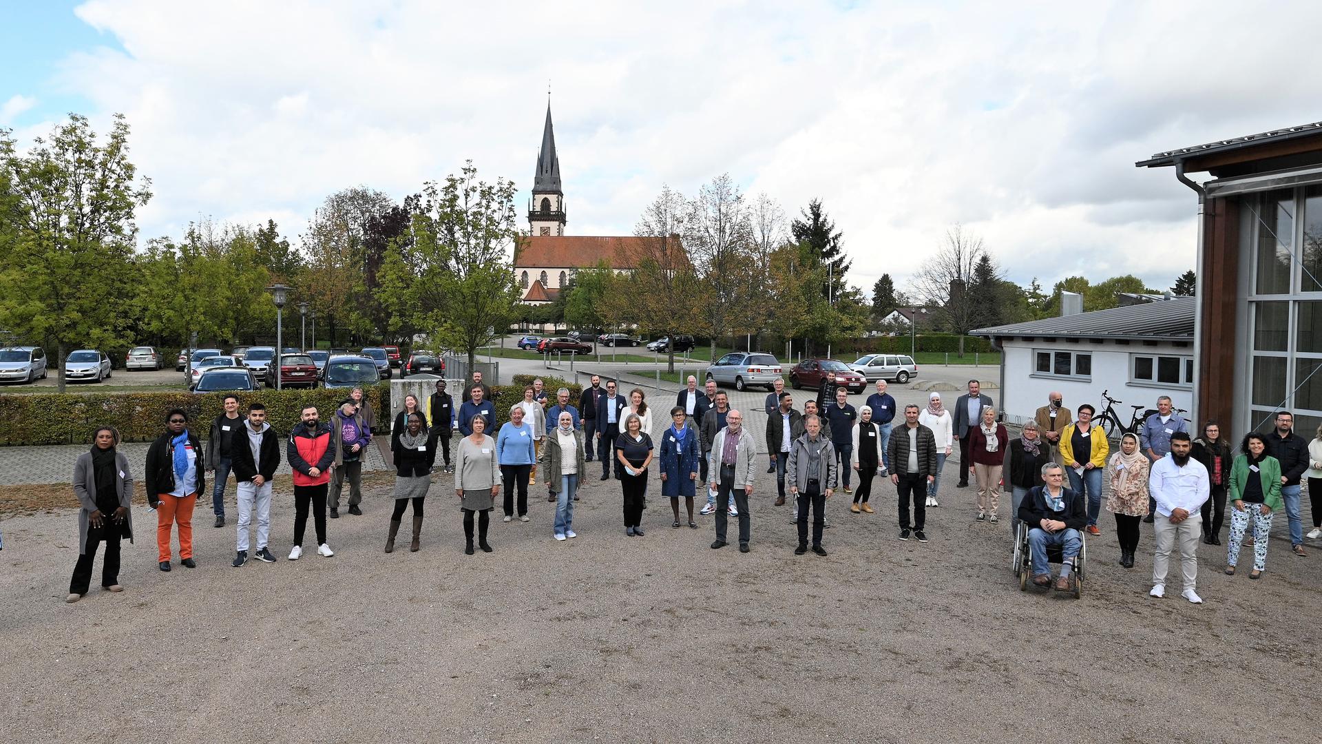 Das Gruppenfoto aller Teilnehmer entstand in der Mittagspause vor der Kulisse der Großweierer Pfarrkirche. 