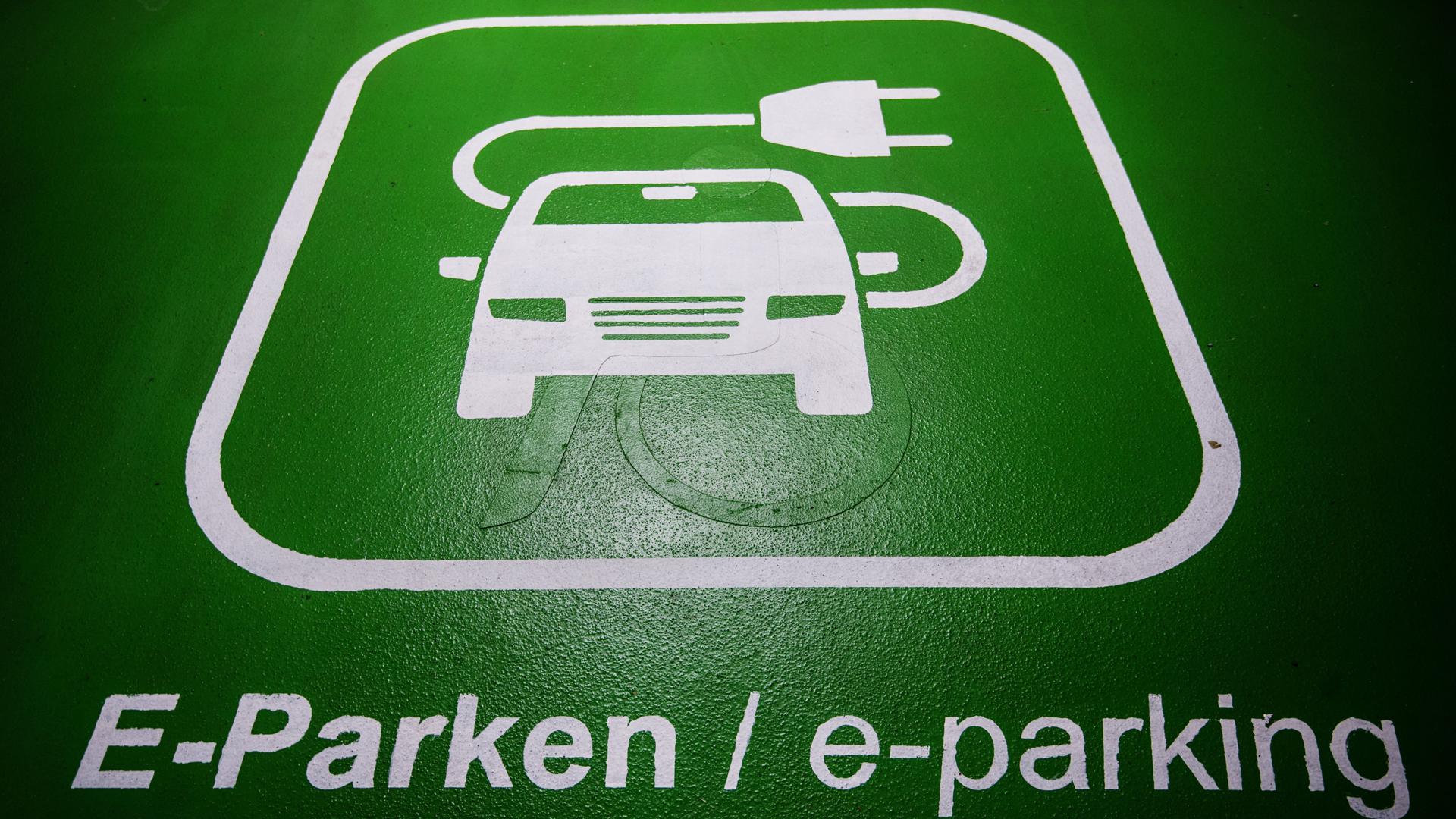 Ein symbolisches Auto mit Stecker weißt am 08.06.2017 im Parkhaus in der Dagobertstraße in Mainz (Rheinland-Pfalz) auf einen Parkplatz mit Lademöglichkeit hin. (zu dpa "Verkehrsministerium: Keine Million Elektroautos bis 2020") Foto: Andreas Arnold/dpa ++ +++ dpa-Bildfunk +++