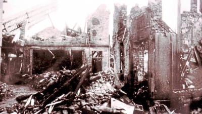 Im Keller der völlig zerstörten Stuhlfabrik Meder im Stadtzentrum hatten viele Menschen Schutz gesucht.