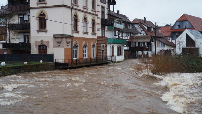 Vom Hochwasser bedroht: Altbauten an der Acher in Kappelrodeck.