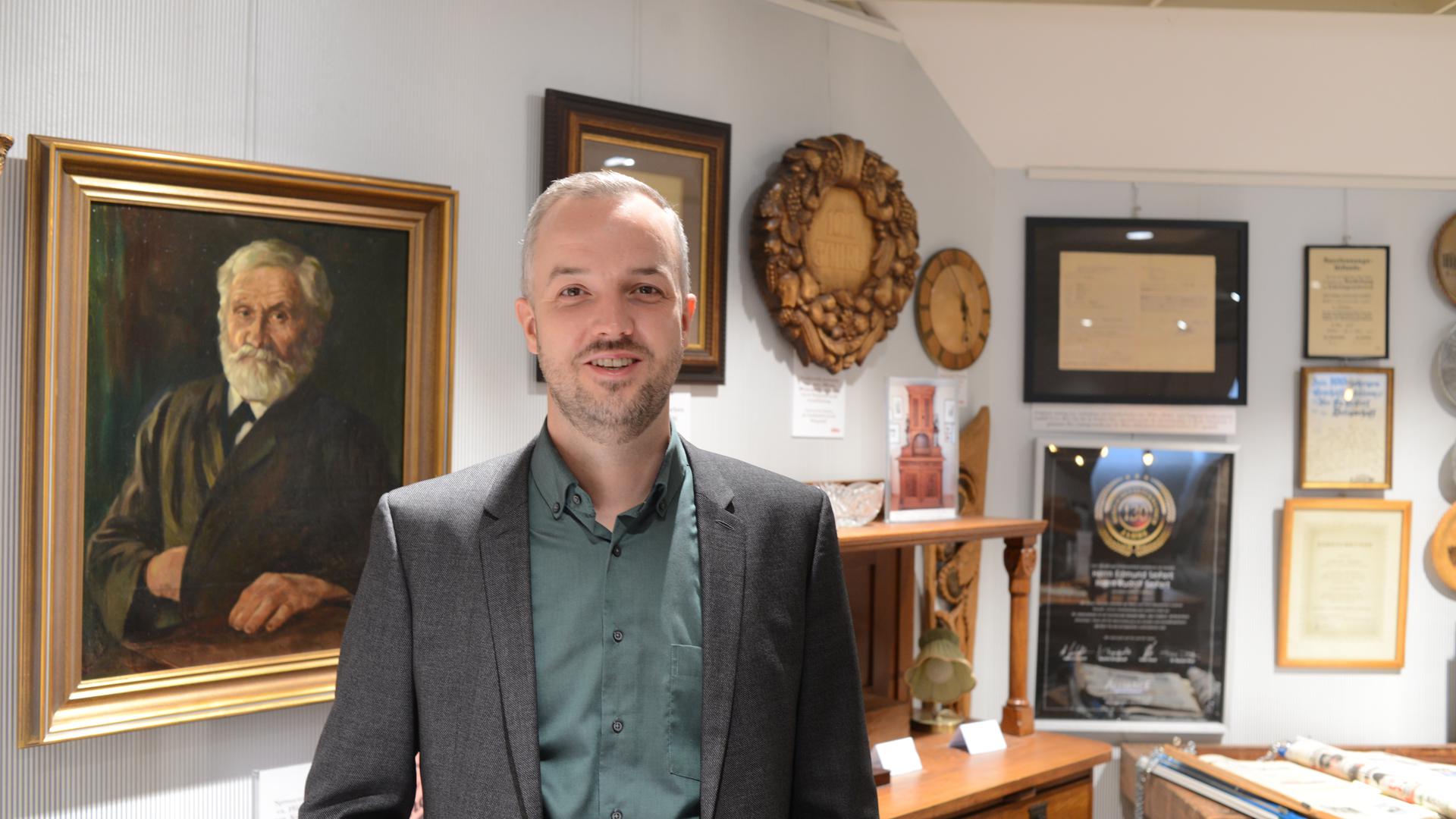 Fünfte Generation: Geschäftsführer Emanuel Siefert steht im „Raum der Traditionen“. Das Porträt hinter ihm zeigt den Unternehmensgründer Karl-Edmund Seifert.