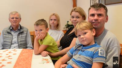 Hanna und Oleksandr Kuksink mit ihrer Familie