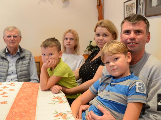 Hanna und Oleksandr Kuksink mit ihrer Familie