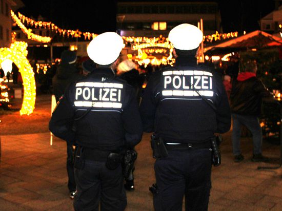Polizisten auf dem Acherner Weihnachtsmarkt: Die Stimmung ist hier wie in der ganzen Region bisher friedlich. 