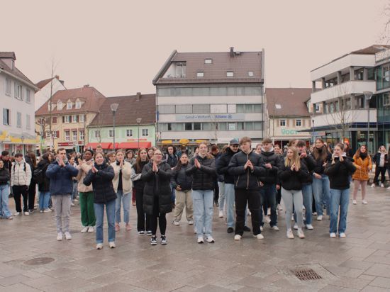 Neben dem Vortanz-Team von der Berufsschule (Mitte) finden sich am Mittwoch viele weitere Schüler und Schülerinnen zum Flashmob auf dem Marktplatz ein. 