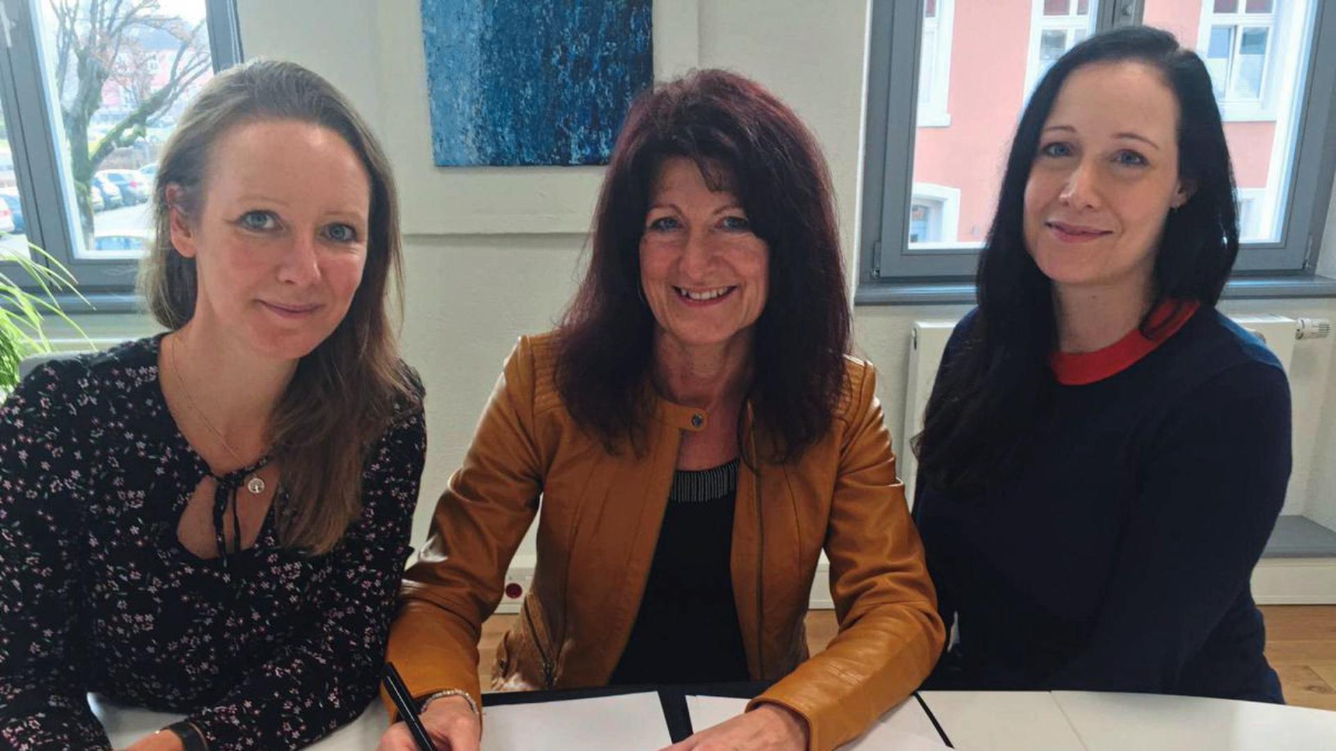 Da war die Welt noch in Ordnung: Bürgermeisterin Sonja Schuchter mit Maria Wruck (rechts) und Davina Schmitz (links) bei der Unterzeichnung des Kaufvertrags.