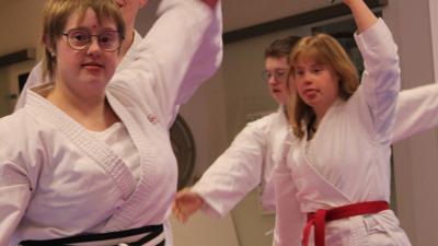 Schon bei den Aufwärmübungen herrscht im „Karateunterricht für Handicapped“ Beststimmung. 