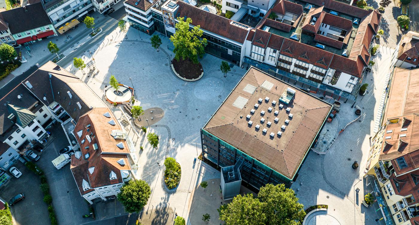 Neues Zentrum für Achern: Der Rathausplatz ist nach knapp eineinhalb Jahren Bauarbeiten fertig, am Samstag wird er seiner Bestimmung übergeben. Die Wilhelm-Schechter-Straße, hier am linken Bildrand, wird zur Stichstraße. 