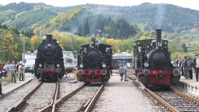 Drei Dampflokomotiven von UEF, SWEG und Achertäler Eisenbahn-Verein stehen im Bahnhof Ottenhöfen.