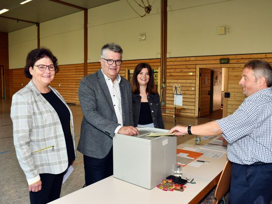 Oberbürgermeister Hubert Schnurr gibt seine Stimme ab. Bei der Bürgermeisterwahl in Bühl war er der einzige Kandidat.