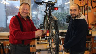 Zwei Ukrainer, die sich aktiv einbringen: Dmytro Nesterenko (rechts) und Oleg Simenko aus der Ukraine helfen in der Fahrradwerkstatt von „Achern miteinander“.
