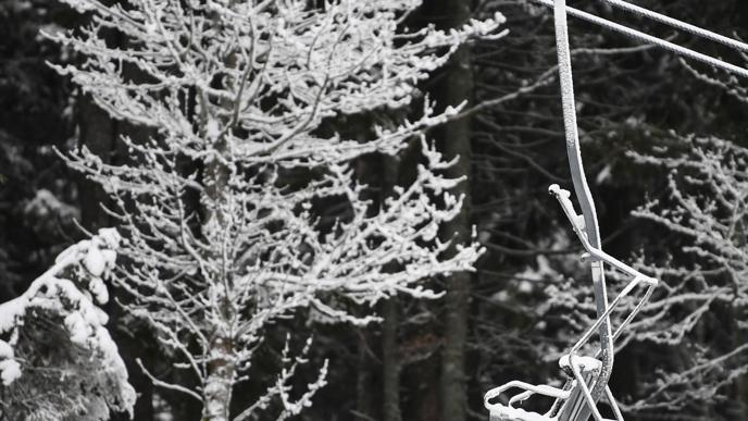 Die Lifte am Feldberg stehen noch still. Trotz der winterlichen Temperaturen beginnt die Ski-Saison wohl erst Anfang Dezember.
