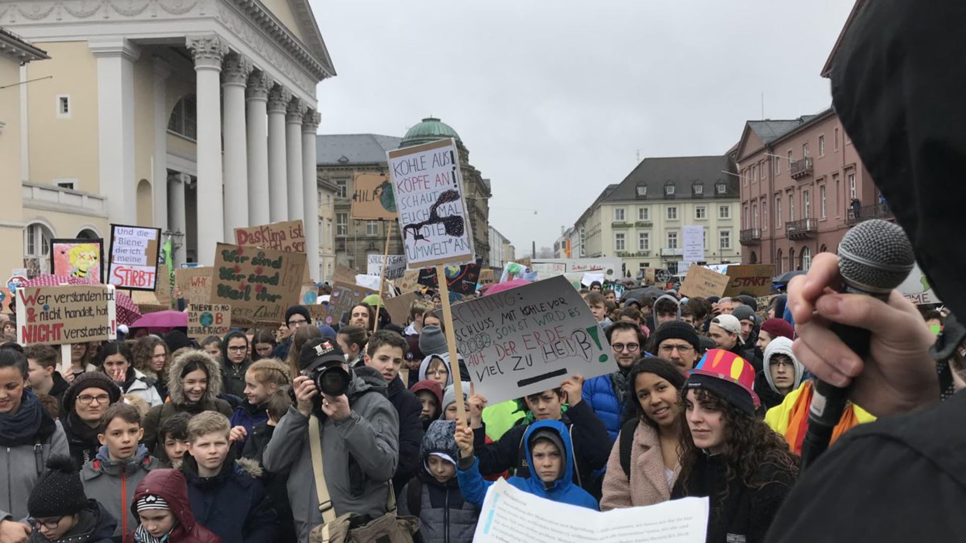 6500 Schüler füllten bei einem Protest im März den Karlsruher Marktplatz, zudem gab es große Aktionen etwa in Pforzheim, Achern und Rastatt. Auch für diesen Freitag werden zu Kundgebungen in der Region tausende Demonstranten erwartet.
