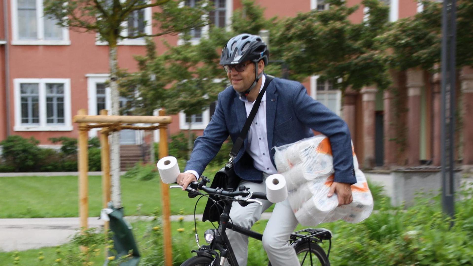 Alles im Griff: Auch auf dem Fahrrad meisterte Acherns Oberbürgermeister Klaus Muttach die Klopapier-Challenge. Bürgermeister Stefan Hattenbach aus Kappelrodeck hatte ihn dazu herausgefordert.