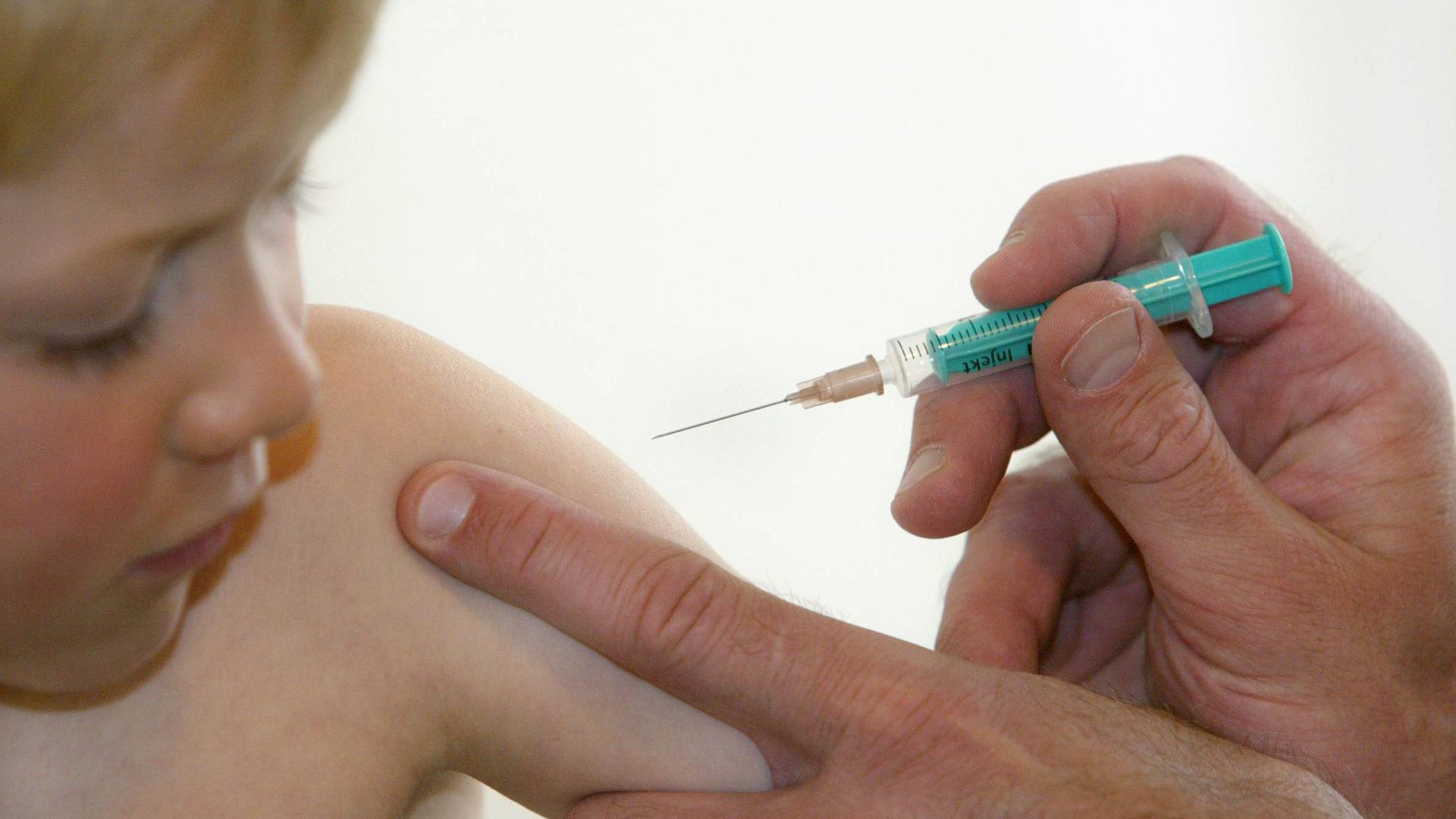 Kinder ab fünf Jahren sollen von dem Biontech/Pfizer-Impfstoff nur ein Drittel der Erwachsenen-Dosis erhalten und zwei Dosen im Abstand von drei Wochen. 