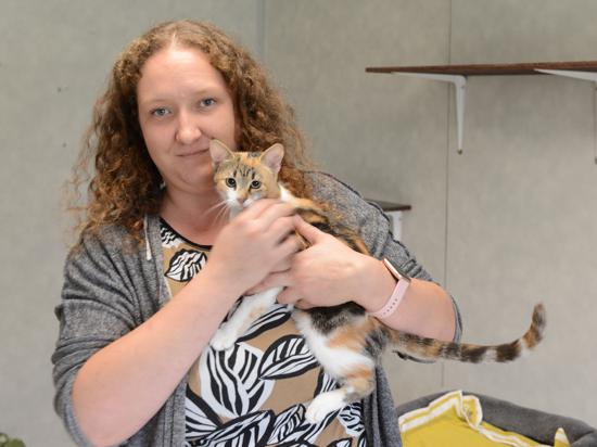 Corinna Decker, Vorsitzende des Tierschutzvereines Achern, mit Katze