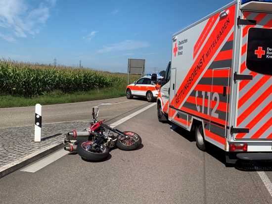 Polizei und Rettungskräfte sind am Unfallort zwischen Sasbachried und Großweier im Einsatz.