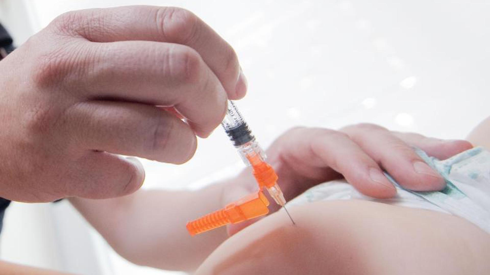 Ein Kind wird gegen Masern geimpft