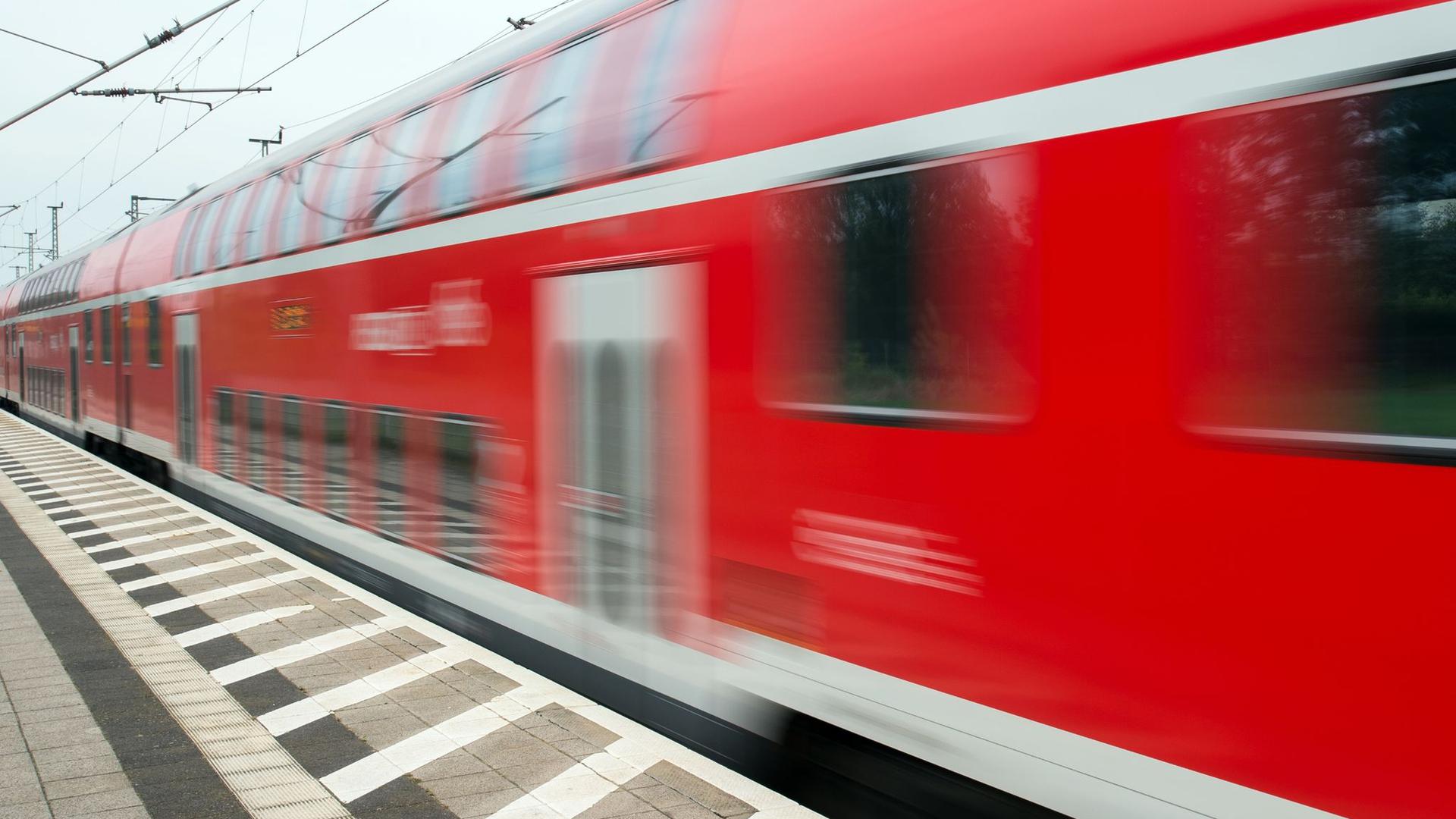 In einem abgestellten Zug in Köln ist ein „möglicher Sprengsatz“ entdeckt worden. (Symbolbild)