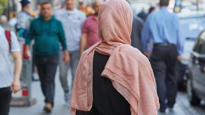 Eine Muslimin in Deutschland (Symbolbild): Vorurteile und Ressentiments gegenüber der Religionsgemeinschaft sind verbreitet.