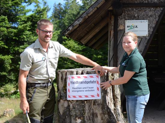 Revierleiter Thomas Westermann und Forstbezirksleiterin Yvonne Bierer installieren ein Warnschild.